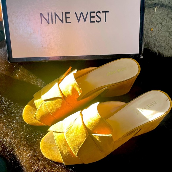 Gold suede Nine West wide thick healed mules - Picture 5 of 5